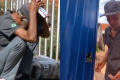 Idoso se emociona ao ganhar Bíblia e cesta básica na porta de casa: ‘Orei a Deus’