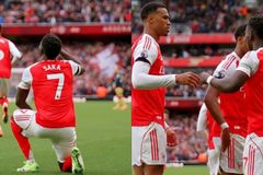Grupo de jogadores do Arsenal lê a Bíblia antes dos jogos: \"Oramos uns pelos outros\"