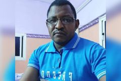 Médico é preso por autoridades muçulmanas no Sudão após revelar ser cristão