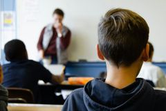 Professor é demitido após dizer a aluno muçulmano que Grã-Bretanha é um país cristão