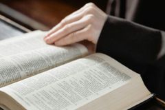 Pouso Alegre é a terceira cidade de MG a aprovar uso da Bíblia em escolas