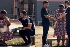 Mulher se emociona ao receber provisão de Deus enquanto lê a Bíblia na rua