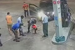 Pai viraliza ao orar enquanto policiais salvam filho de 2 anos engasgado em Sorocaba