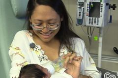 Bebê é formado atrás de tumor da mãe e médicos reconhecem: ‘É um milagre’