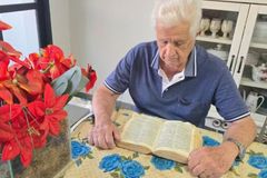 Idoso de 84 anos afirma ter lido a Bíblia 94 vezes: ‘Sede de aprender’