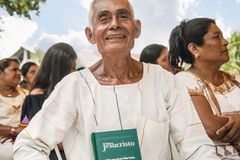 Aos 87 anos, idoso se torna tradutor da Bíblia: \"Deixarei um legado\"