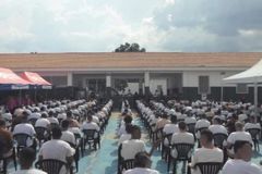 Após receberem Bíblias, 18 presos são batizados em Franco da Rocha