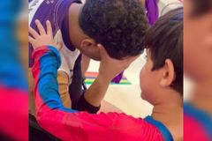 Menino de 8 anos ora por doente em hospital: \"Pai, coloque sua mão nele e cura\"