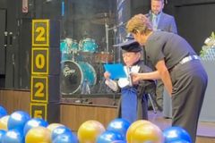 Menino com síndrome agradece a Deus em formatura na escola: \"A Ele toda honra\"