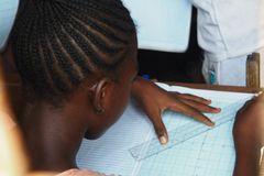 Menina surda é curada após oração de missionária na África: ‘Jesus a tocou’