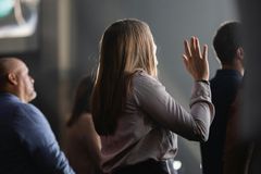 Mulher desenganada surpreende ao chegar curada em igreja: \"Ouviu Deus dizendo levante-se\"