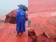 Semelhante à praga bíblica, mar fica cor de sangue em praia no Irã
