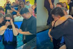 Após orar por 7 anos, evangelista batiza sua mãe: ‘Esperei no Senhor e Ele fez’