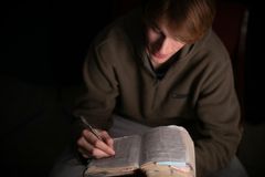 Fé cristã entre jovens na Finlândia registra crescimento expressivo em 2025, diz pesquisa