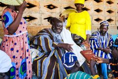 Povo de Gana recebe Bíblia após 20 anos de trabalho de tradução: \"Fome pela Palavra\"