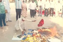 Após ser mantido refém, pastor é forçado a queimar Bíblias em ataque na Índia