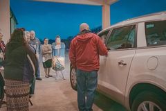 Pastor leva igreja às ruas para orar por motoristas: \"Existe prática no poder da oração\"