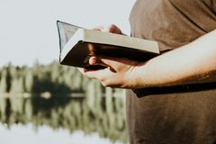 Pastor é atacado a facadas em igreja nos EUA