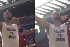 \"Pertenço a Jesus\": Jogador do Liverpool imita comemoração de Kaká ao vencer campeonato
