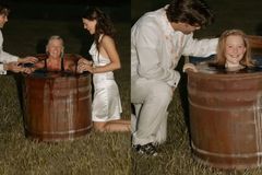 Noivos batizam familiares em seu casamento: \"Oração atendida\"