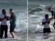Jogador de futebol é batizado em praia na Inglaterra: ‘Sou grato a Deus’