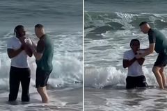 Jogador de futebol é batizado em praia na Inglaterra: ‘Sou grato a Deus’
