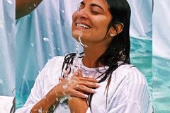Irmã de Juliana Paes é batizada e desiste de ser mãe de santo: \"Meu único dono é Jesus\"