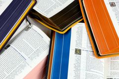 Venda de Bíblias no Reino Unido e EUA bate recorde em 2025: \"Busca por esperança\"