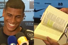 Jogador do Corinthians chama atenção ao levar Bíblia em jogo: \"Temos que pregar a Palavra\"