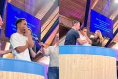 Jogador do Brentford é batizado em igreja e testemunha: \"Agora sou livre em Jesus\"