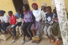 Crianças escapam de orfanato para ir à igreja, na Nigéria