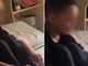 Mãe se emociona ao ver filho orando sozinho no quarto: ‘Eles imitam o que veem’