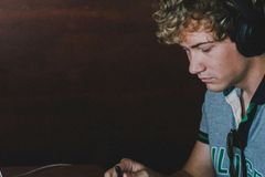 Jovens renovam interesse pelo cristianismo no Reino Unido, aponta pesquisa