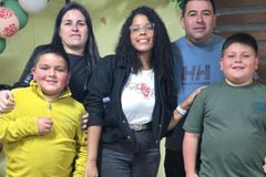 Mãe se converte no Chile após filhos de 8 anos explicarem o sacrifício de Jesus