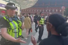 Policial tenta impedir pregadora em Londres: \"As pessoas não estão aqui para ouvi-la\"