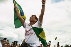 A Caminhada de Nikolas Ferreira: quando Deus move um homem, uma nação desperta