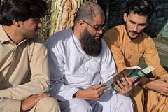 Cristão tem braço e costela quebrados por distribuir Bíblias no Afeganistão