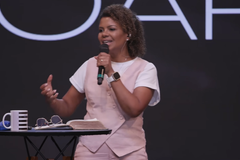 \"Nos tornamos profissionais do culto\", diz Nívea Soares ao chamar Igreja ao quebrantamento