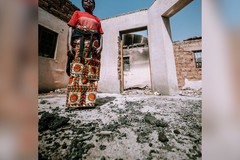 Viúva de pastor mostra casa com todos os cômodos destruídos, após ataque na Nigéria