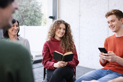 Jovens cristãos no Reino Unido são os que mais contribuem com doações, diz relatório