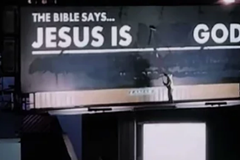 Homem pinta por cima de cartaz \"Jesus Não é Deus\" e transforma mensagem em \"Jesus é Deus\"