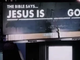 Homem pinta por cima de cartaz \"Jesus Não é Deus\" e transforma mensagem em \"Jesus é Deus\"
