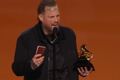 Com a Bíblia na mão, Jelly Roll prega Jesus ao receber Grammy: \"Cristo é para todos\"