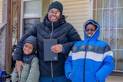 Cristãos ajudam mulher que teve casa atingida por tempestade nos EUA e a levam a Jesus