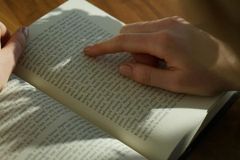 Autor ensina como desfrutar da verdadeira felicidade por meio do relacionamento com Deus