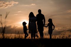 O perigo do pai/mãe “perfeitos”: Por que ser “suficientemente bom” é o que cura