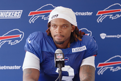 Três anos após parada cardíaca, jogador da NFL é batizado: ‘Me deu paz’