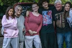 Avô grava Bíblia toda em áudio para deixar para os netos: “Espero que isso os leve a Jesus”