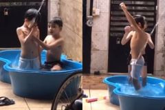 Menino batiza amigo na piscina de casa: “Nova criatura”