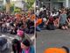 Centenas de jovens oram de joelhos em meio ao Carnaval de BH